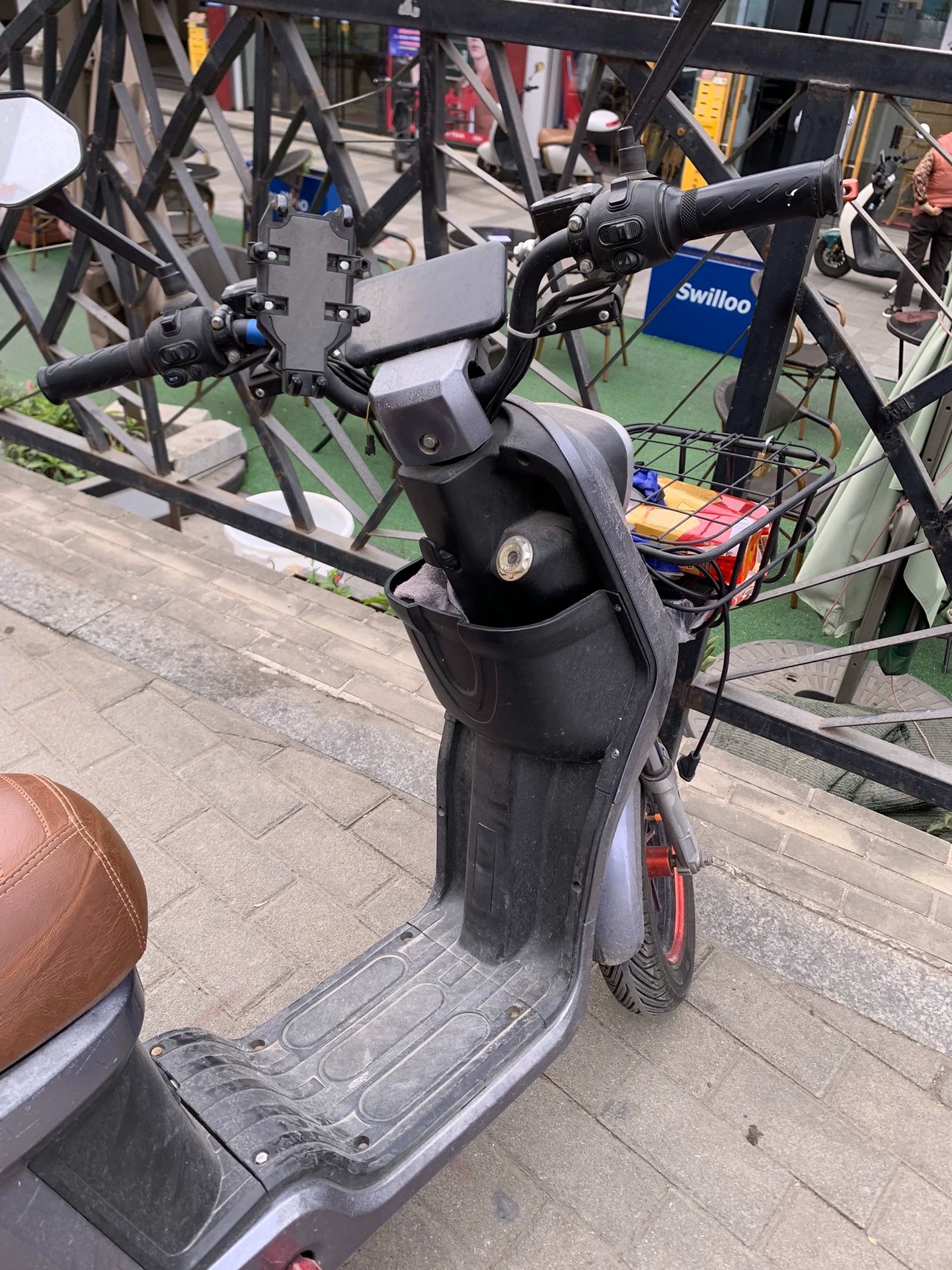 出售一台个人闲置电动车，有电瓶，充满电能行驶30公里左右，，自提。